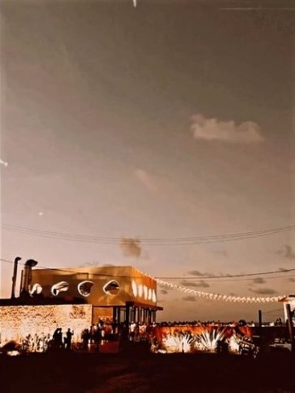 Decoração do Mirante do Boldró no primeiro dia de festa do casamento de bilionário brasileiro em Noronha — Foto: Reprodução/Instagram
