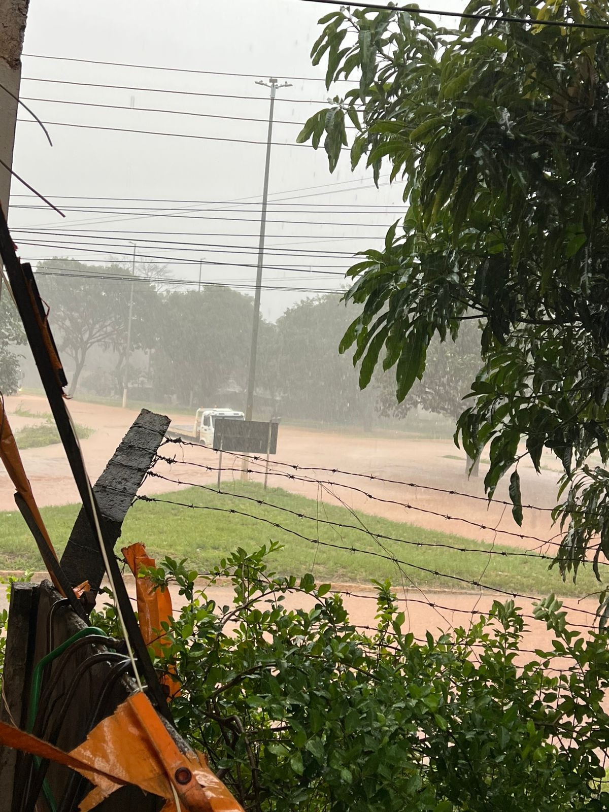 VÍDEO: Enxurrada arranca asfalto, invade casas e deixa caminhão guincho ilhado em Pompéu