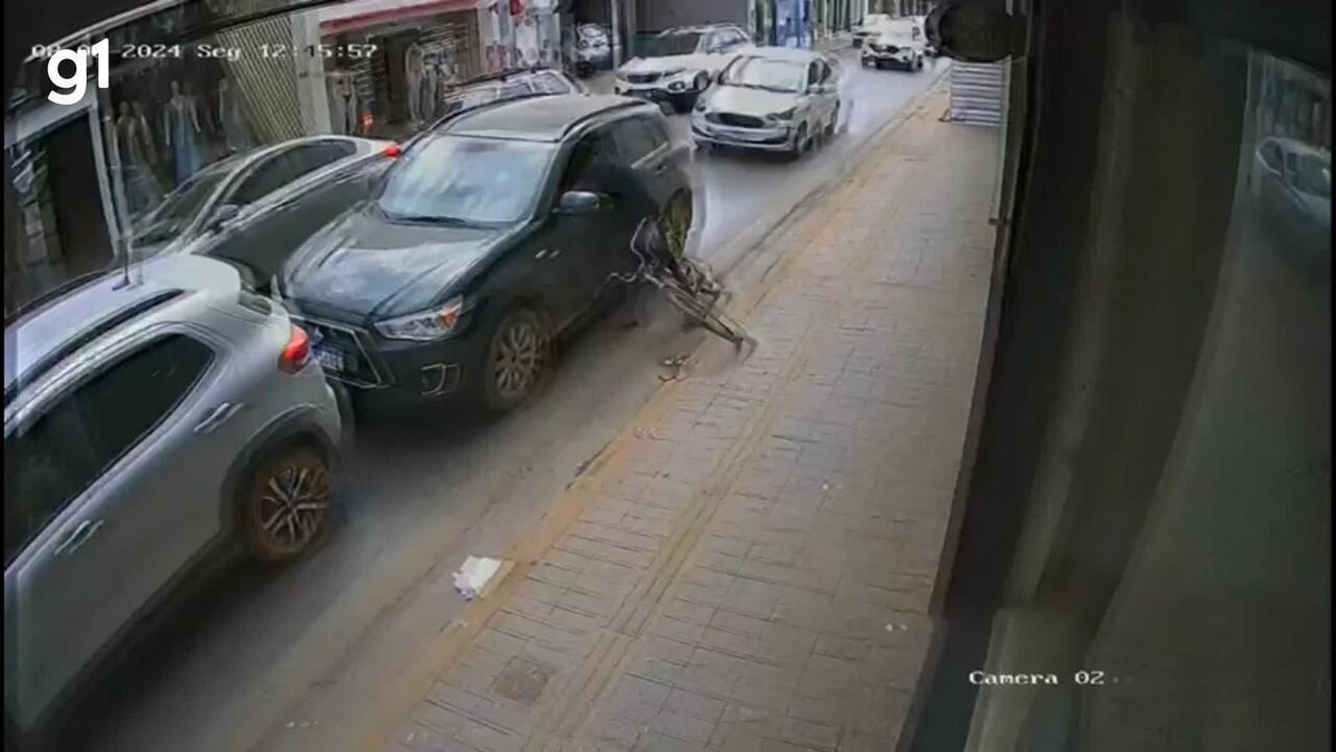 Câmera de segurança flagra momento em que motorista é assaltada no Centro de Montes Claros