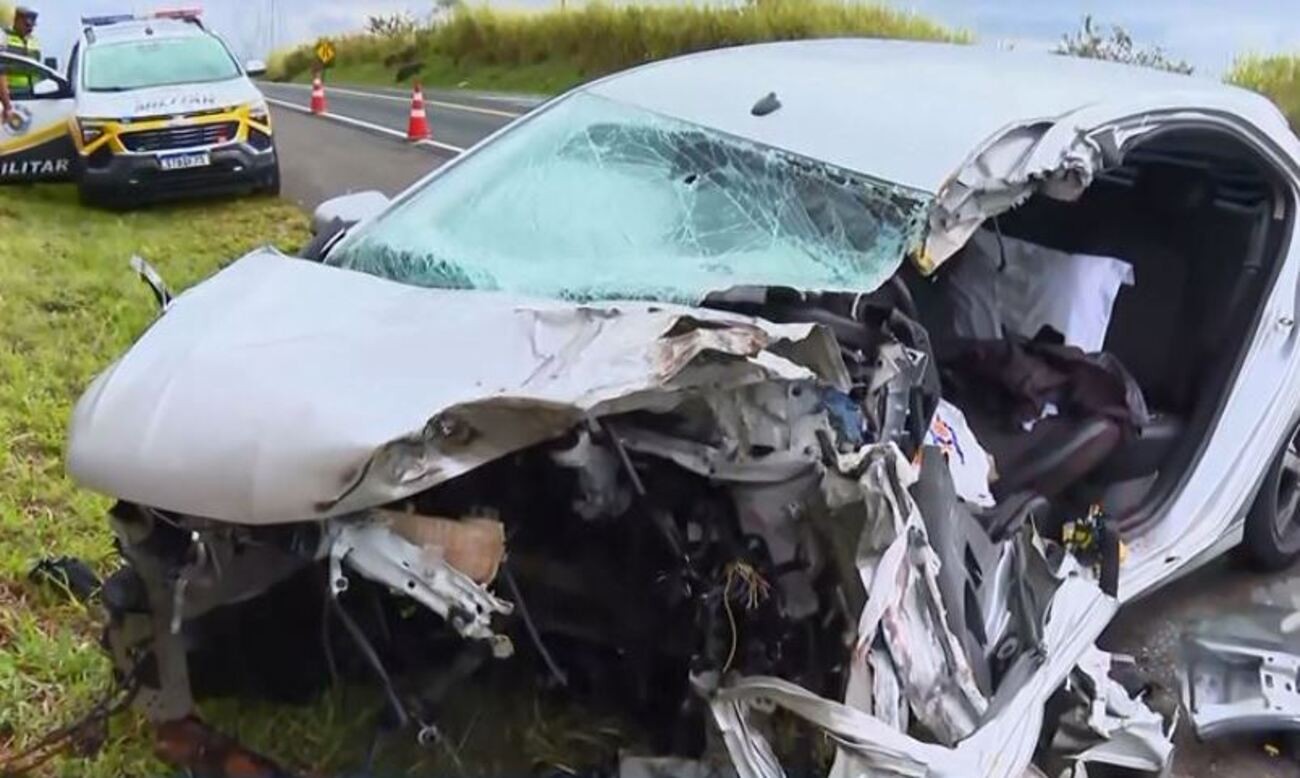 Mulher fica ferida em acidente entre carro e caminhão na Rodovia SP-255 em Analândia; VÍDEO 
