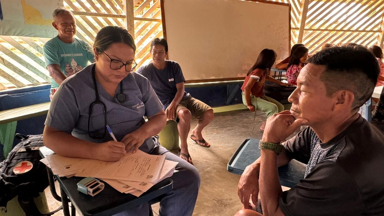 
Indígena do AM se torna primeira mulher médica da etnia Baniwa para cuidar da própria comunidade: 'voltei para ajudar a minha gente'