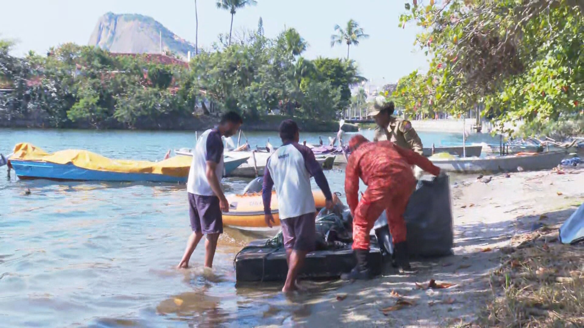 Corpo é encontrado por bombeiros na Lagoa Rodrigo de Freitas, no Rio