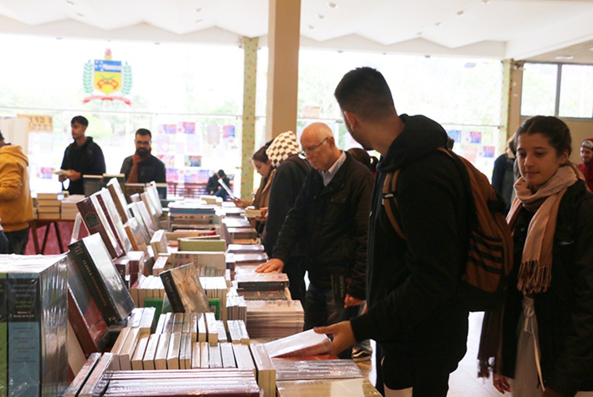 Feira do Livro da UFSC começa nesta segunda, com descontos mínimos de 50% nas obras 