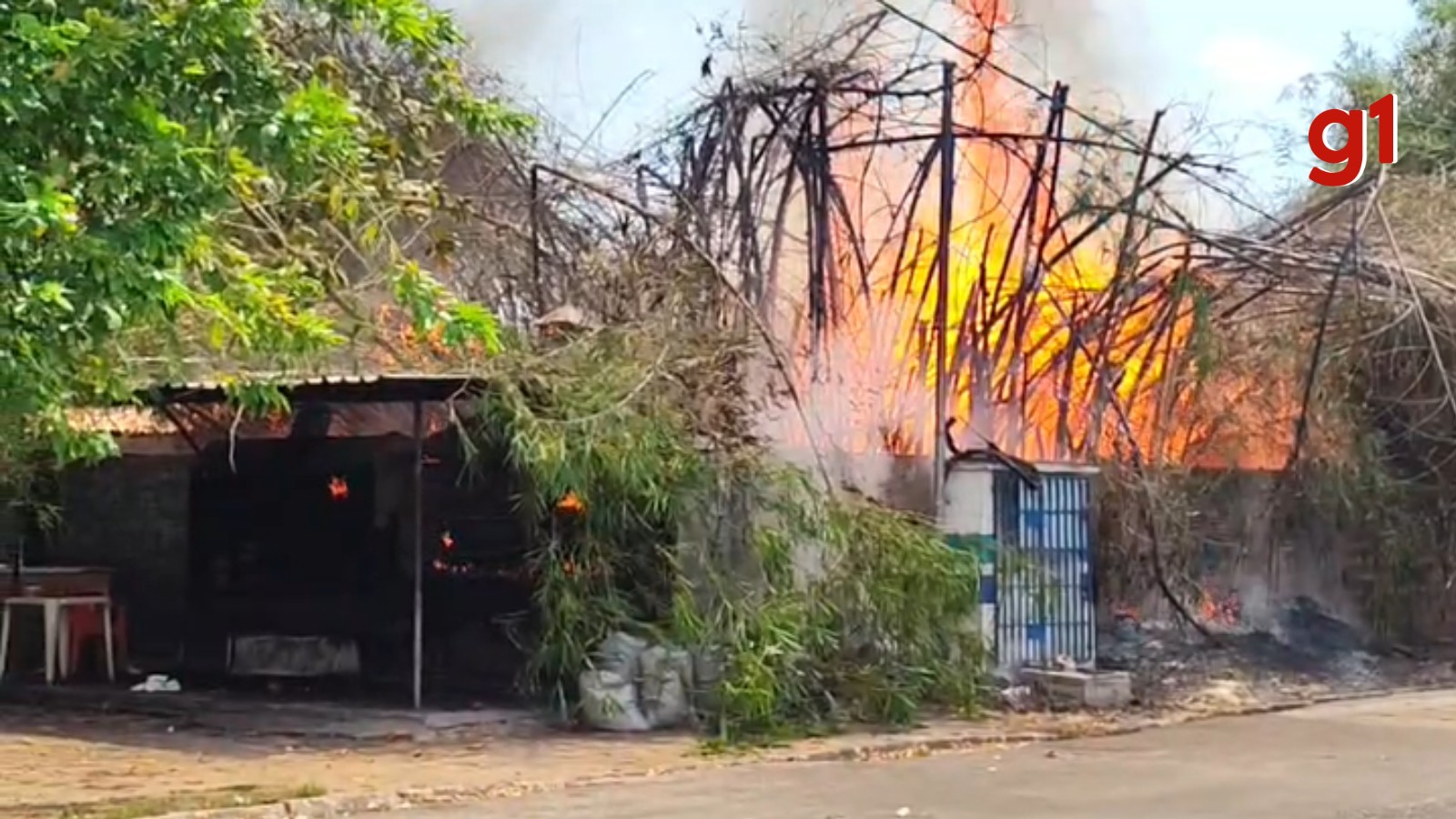 Incêndio atinge ponto de venda de frango em Teresina