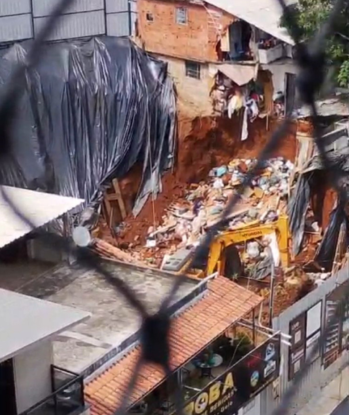 VÍDEO: Parte de casa desaba no bairro São Pedro em Juiz de Fora