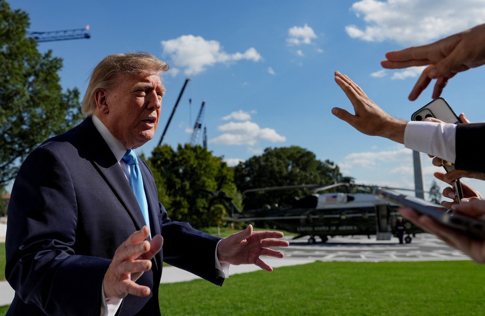 O presidente dos EUA, Donald Trump, conversa com a imprensa antes de embarcar no helicóptero Marine One rumo a Grand Island, Nebraska — Foto: REUTERS/Eric Lee