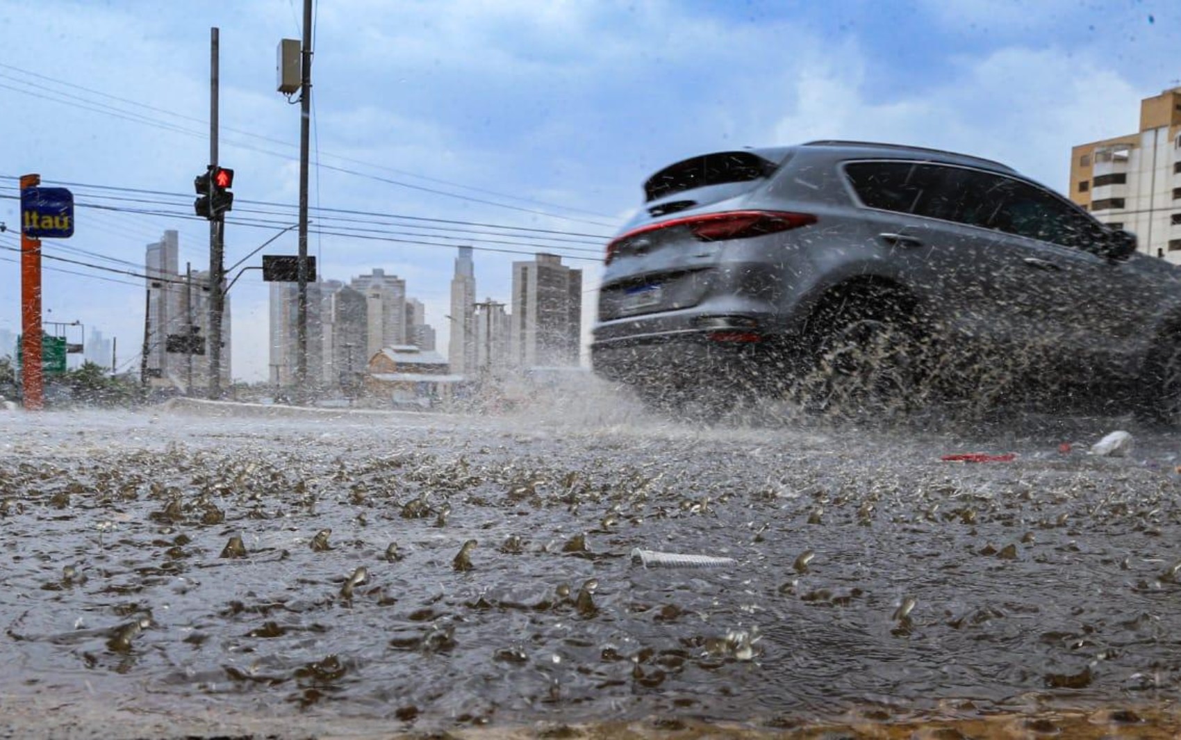Chuva deve ganhar ainda mais força e ser acompanhada de ventos de até 70 km/h; veja cidades