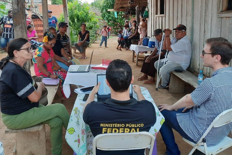 Reunião com integrantes do MPF e indígenas Guarasugwe — Foto: MPF/Divulgação