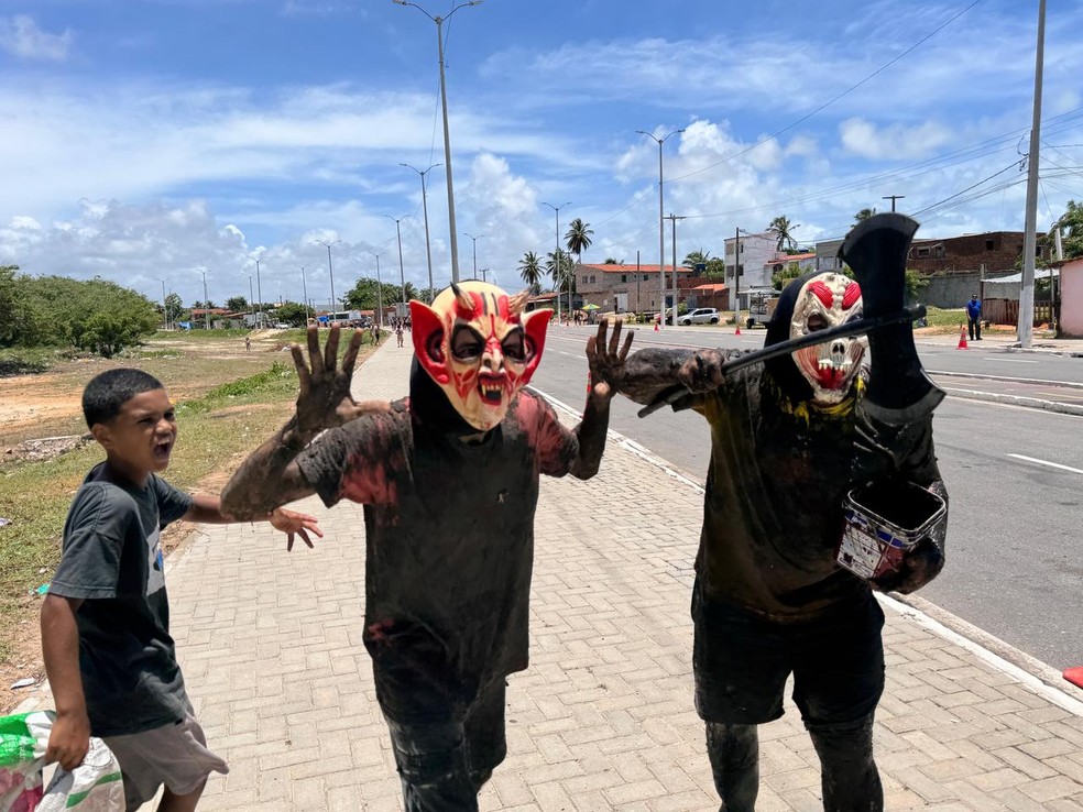 Foliões também usam máscaras no bloco — Foto: Vinicius Marinho/Inter TV Cabugi