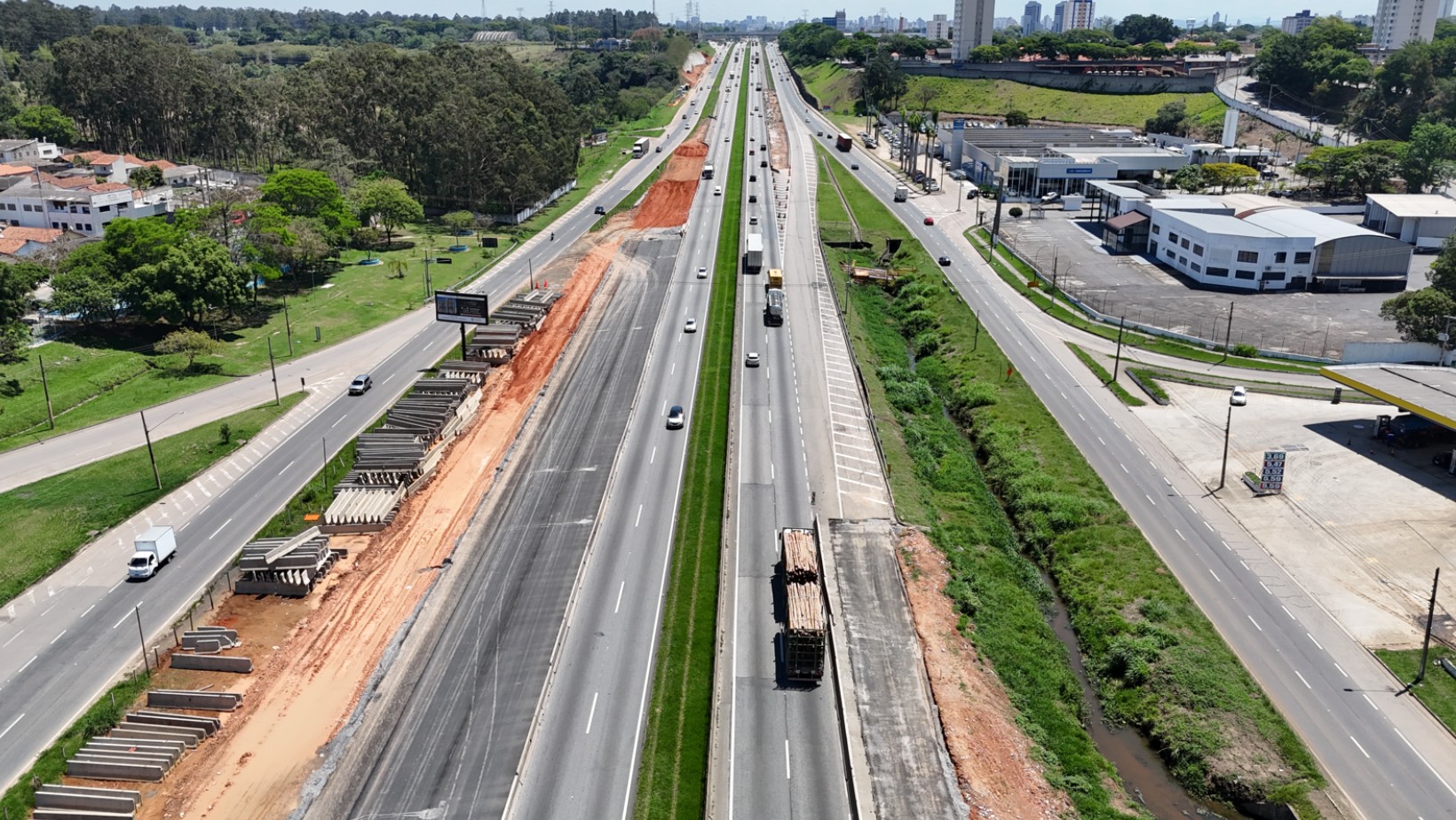 Obras interditam faixa da Dutra em São José dos Campos