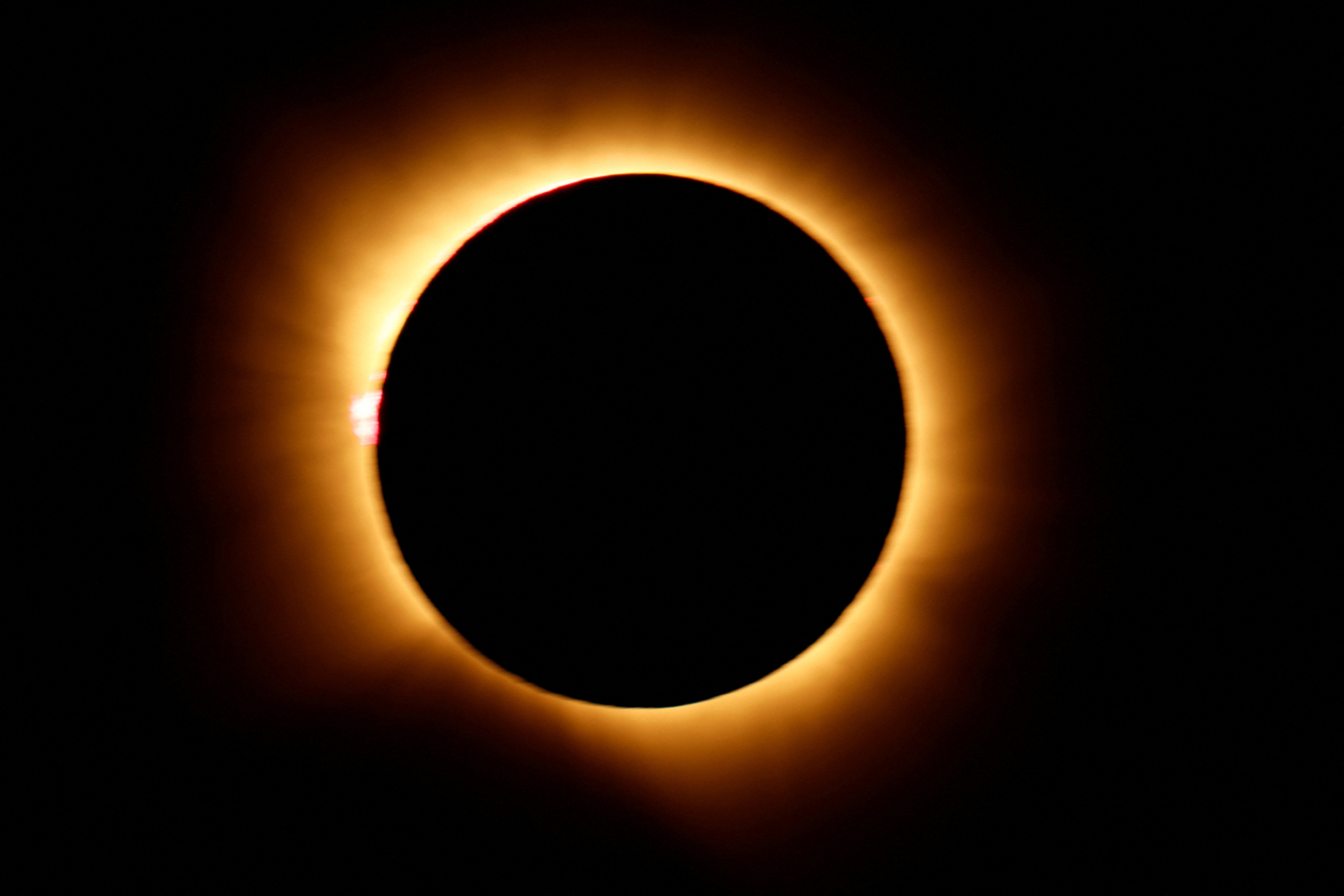 Eclipse solar é visto de forma total na Europa; SIGA