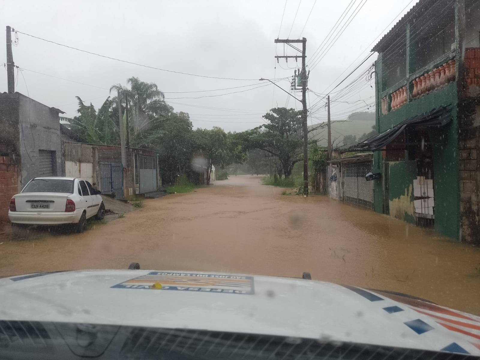 Rio Buquira transborda e inunda bairro dos Freitas, em São José dos Campos