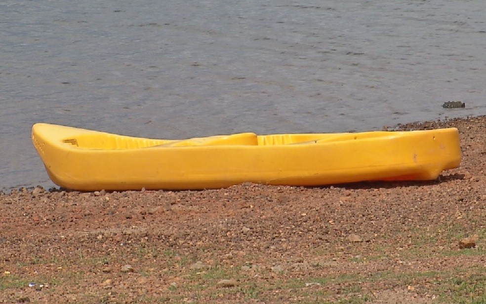Caiaque usado por Henry e pelos dois amigos no Lago Corumbá IV. O equipamento virou e Henry afundou, enquanto os outros conseguiram nadar até a margem e se salvar — Foto: Reprodução/ TV Anhanguera
