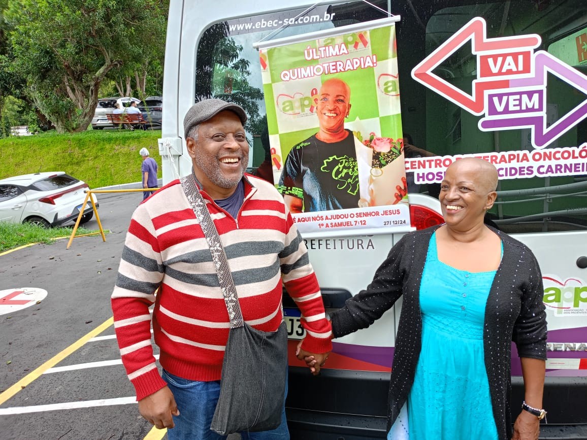 Paciente oncológica celebra fim da quimioterapia em van que faz transporte gratuito e cria espaço de acolhimento em Petrópolis