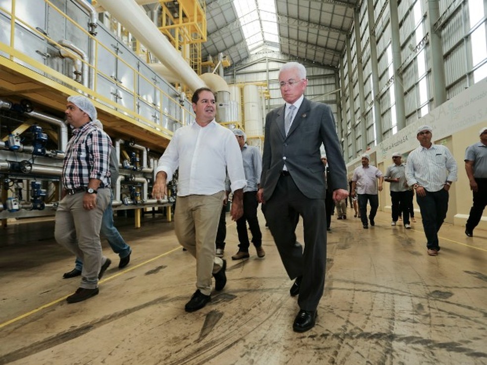 ex-governador Tião Viana e o então ministro Mangabeira Unger em visita ao complexo em junho de 2015 — Foto: Gleilson Miranda/Secom Acre