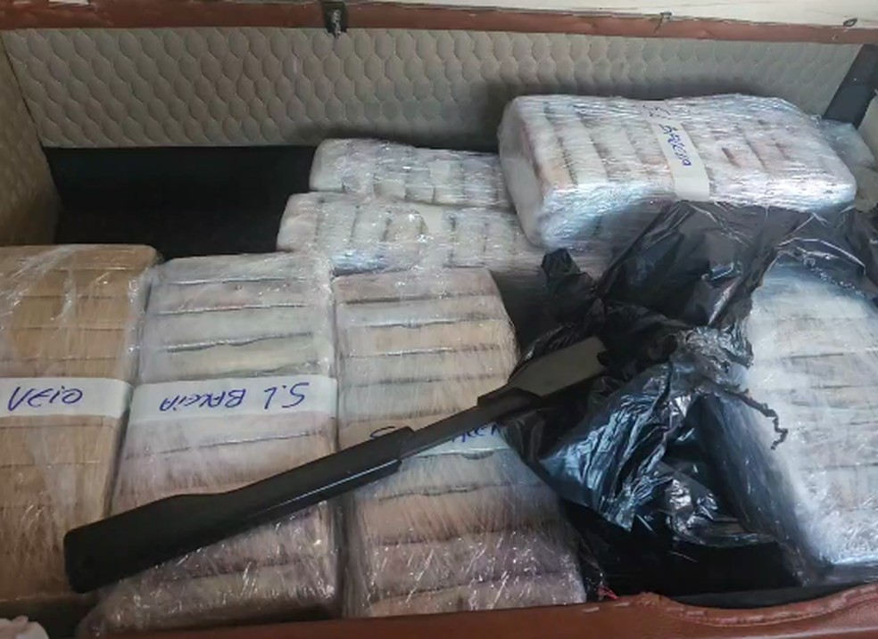 Dupla é presa com mais de 240 tabletes de droga e R$ 150 mil em dinheiro na BR-135, em São Luís — Foto: Divulgação/PRF