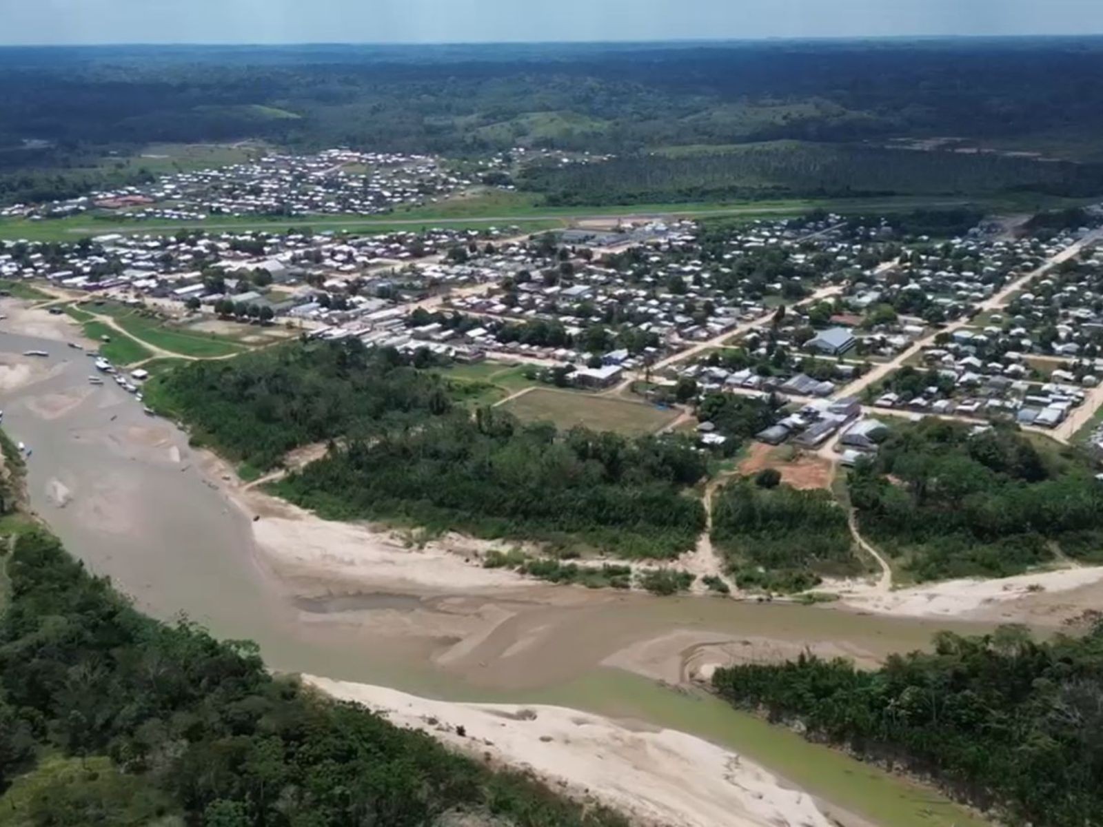No AC, Rio Tarauacá fica abaixo de 75 centímetros e moradores atravessam a pé: 'Nunca tinha visto tão raso'