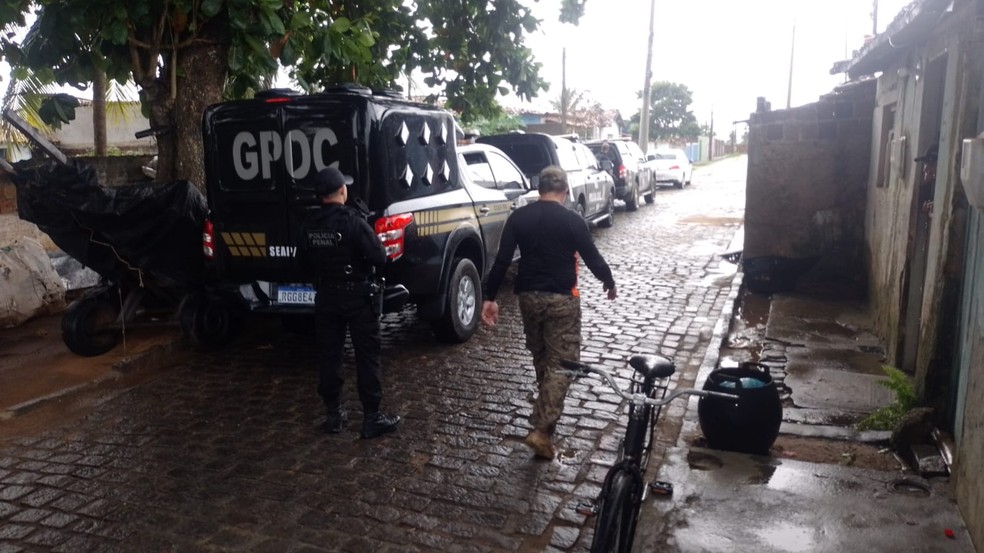 Policiais cumprem mandados contra suspeitos em Macaíba, na Grande Natal — Foto: Polícia Civil/Divulgação