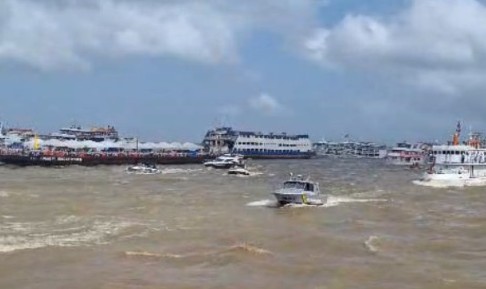 Círio 2025: Imagem peregrina percorre as águas da Baía do Guajará na Romaria Fluvial