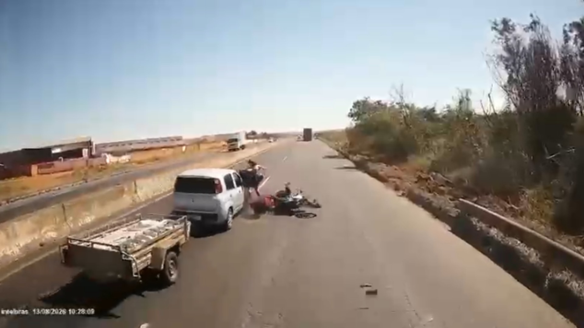 VÍDEO: Câmera de caminhão flagra momento em que carro atinge moto na BR-050 em Uberlândia