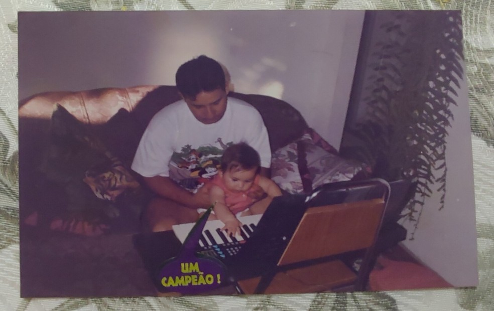 O primeiro contato de Lorraine com a música foi através de seu pai — Foto: Arquivo pessoal/Lorraine Gregório de Oliveira