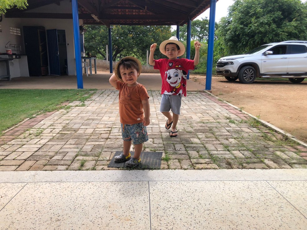 Família paraibana cria os filhos Thiago e Theo em um ambiente que valoriza a cultura paraibana. — Foto: Arquivo pessoal/Thaciana Almeida