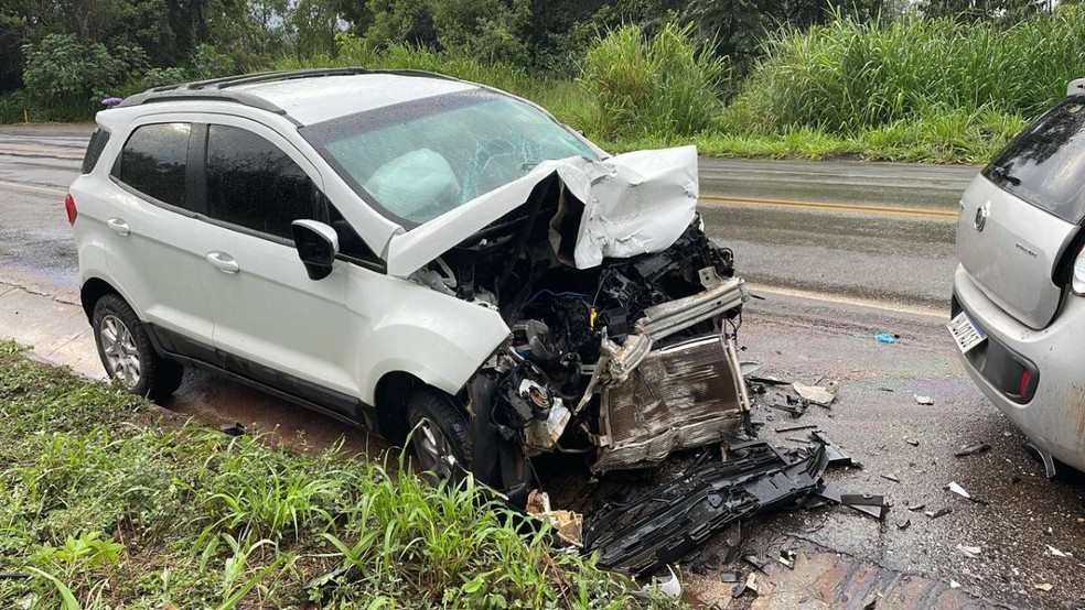 Acidente foi na BR-494 em Divinópolis — Foto: PMRv/Divulgação