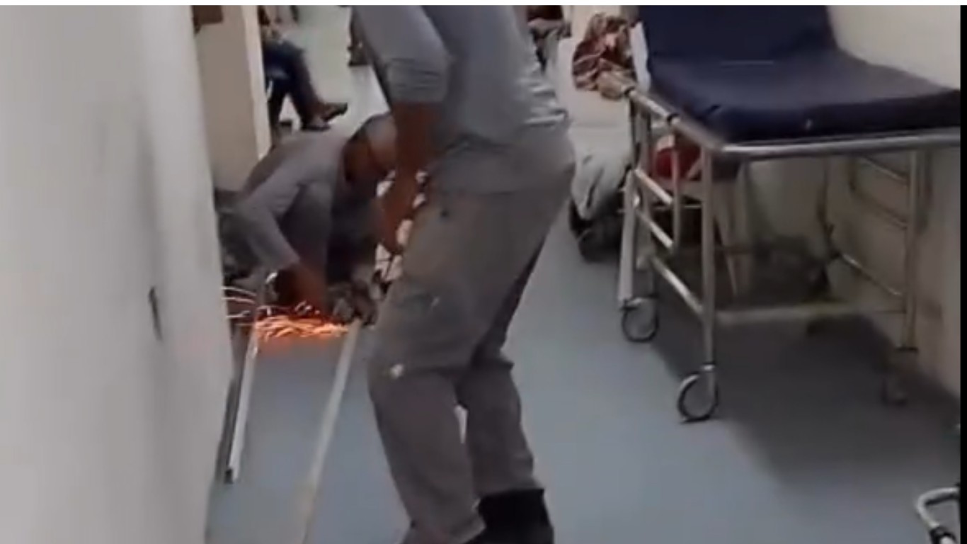 Trabalhadores realizam obras e cortam ferragens ao lado de pacientes em maca no HRA; VÍDEO