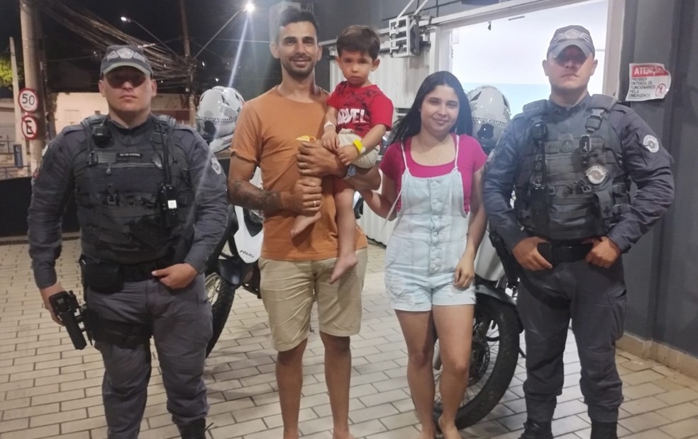 Polícia Militar socorre criança engasgada em Sorocaba (SP) — Foto: Polícia Militar