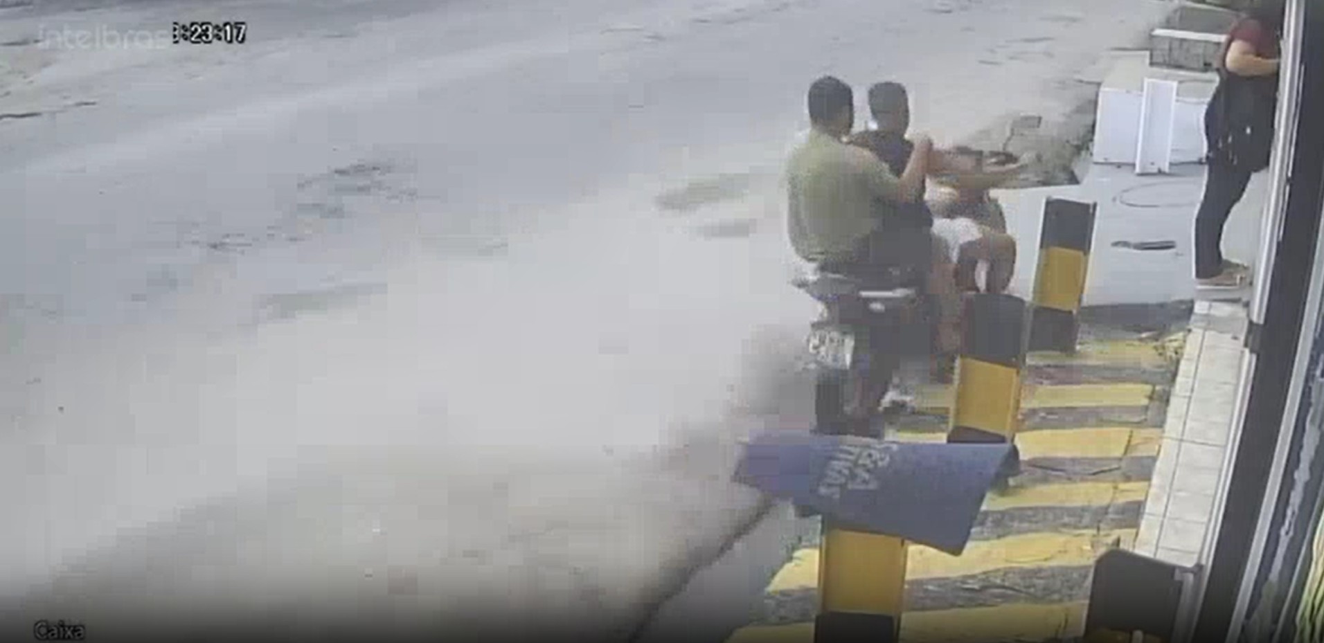 Homem perde controle da moto, quase atropela mulher em calçada e bate de frente em portão de salão de beleza em Olinda; VÍDEO