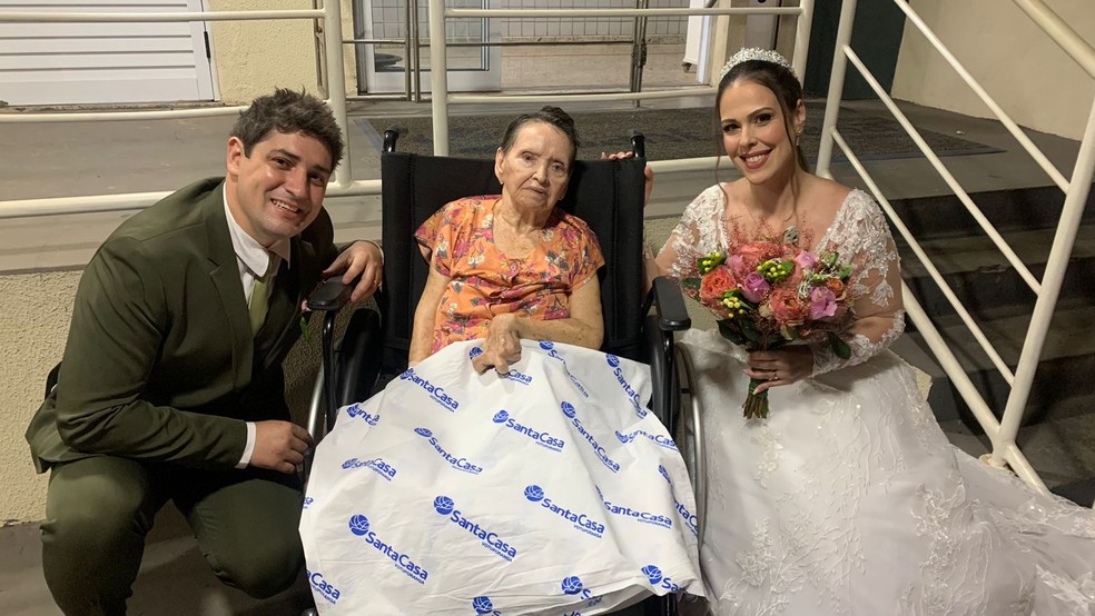 Após cerimônia de casamento, noiva visita avó na Santa Casa de Votuporanga (SP) — Foto: Divulgação/ Santa Casa de Votuporanga