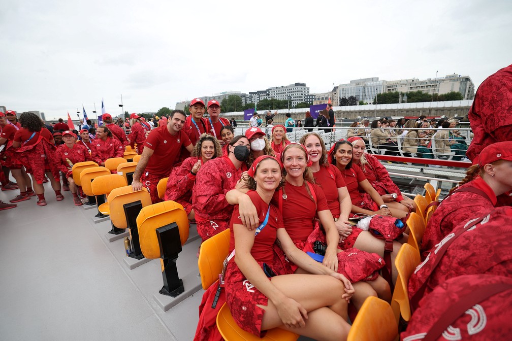 Integrantes da delegação canadense aguardam para desfilar na cerimônia de abertura das Olimpíadas de Paris 2024 — Foto: Cao Can/via Reuters
