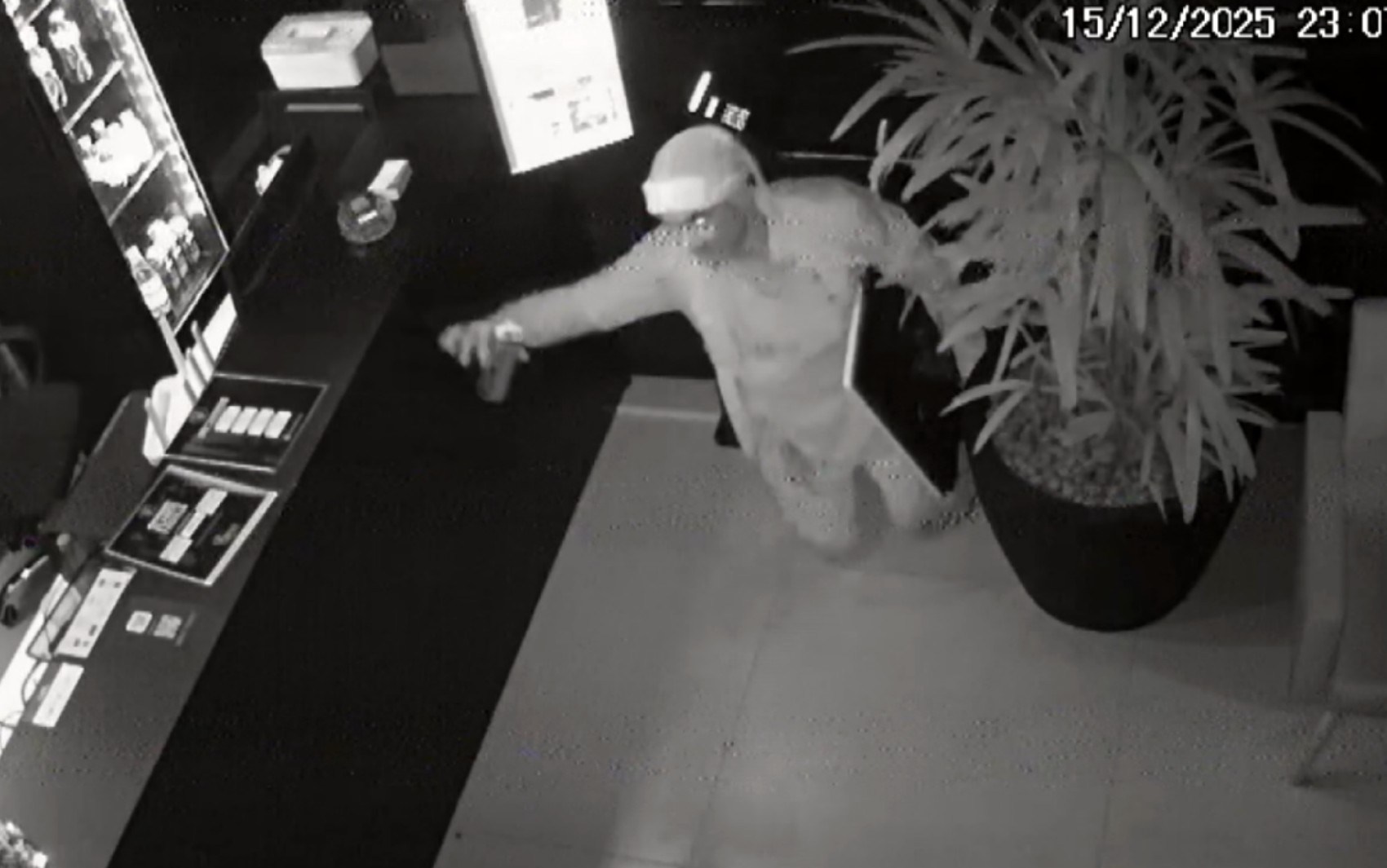 Câmeras registram furto em academia de Lavras; suspeito invade local duas vezes durante a noite e madrugada