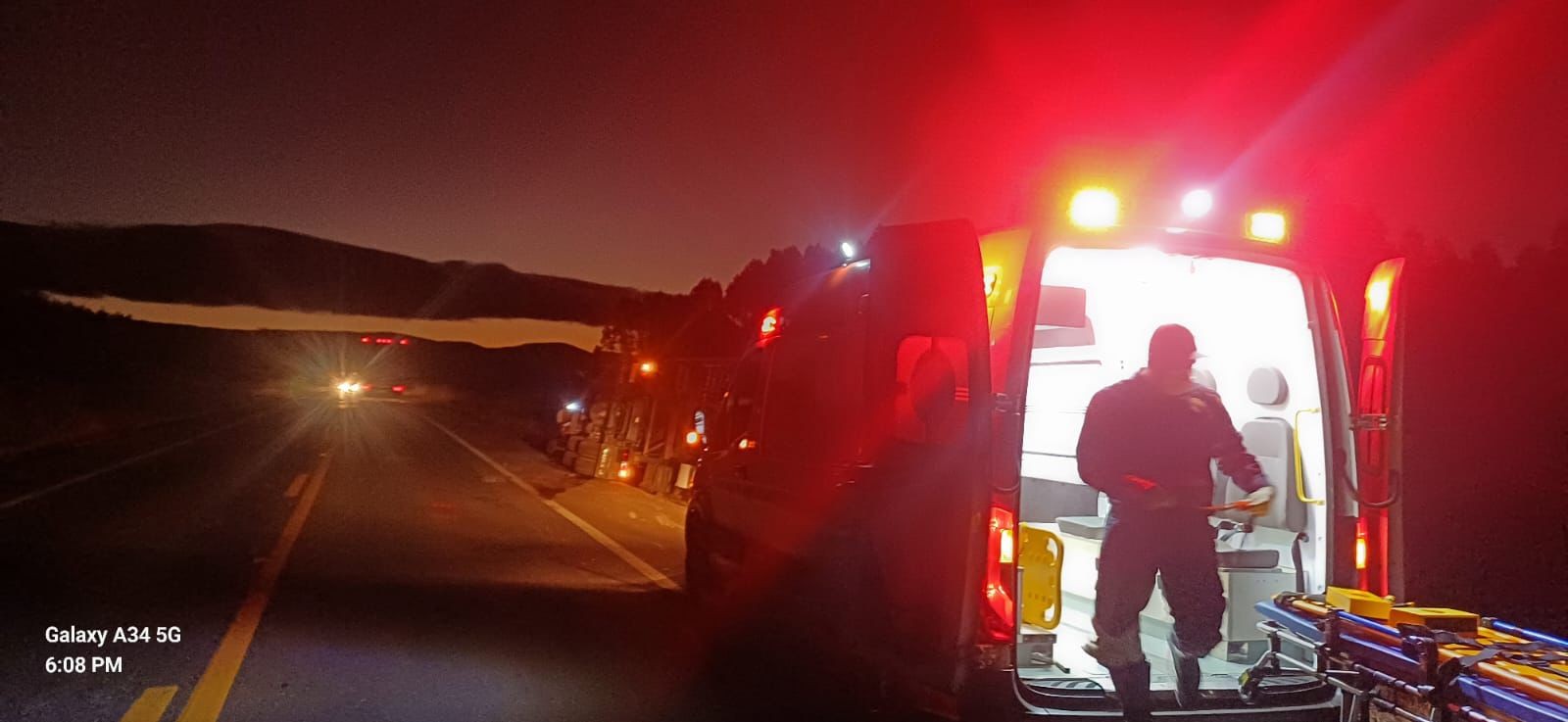 Carreta tomba com carga de carvão na BR-251