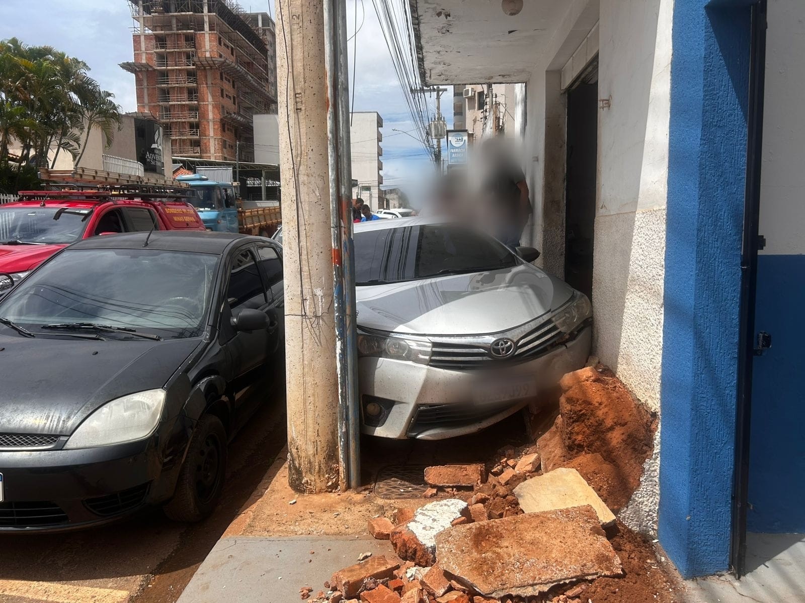 Engavetamento com 5 veículos é registrado em Unaí após motorista ter crise convulsiva 