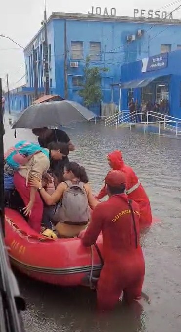 Estudantes ficam ilhados dentro de ônibus e são resgatados de barco pelos bombeiros após chuvas em João Pessoa; VÍDEO