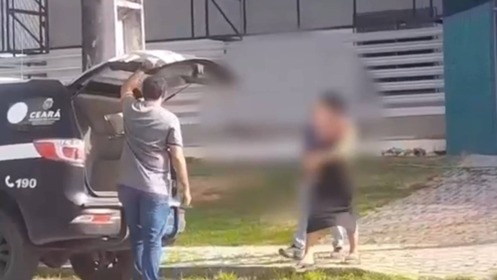 Mulher é presa após extorquir vizinhos com ameaça de acionar facção contra eles