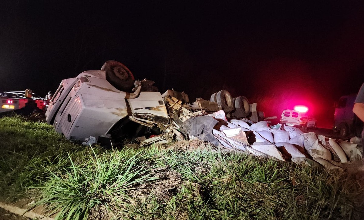 Idoso morre após caminhão que transportava café tombar na MGC-491, em Alfenas