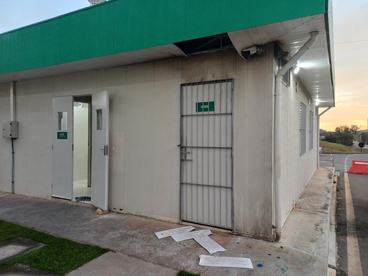 Homens são presos por atear fogo em base de concessionária na BR-116