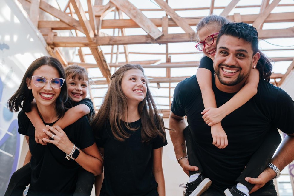 Nina e Winder, ambos de 35 anos, têm três filhas: Isabela, de 13, Alice Maria, de 7, e Eduarda, de 5 — Foto: Resende Fotografia/Arquivo pessoal
