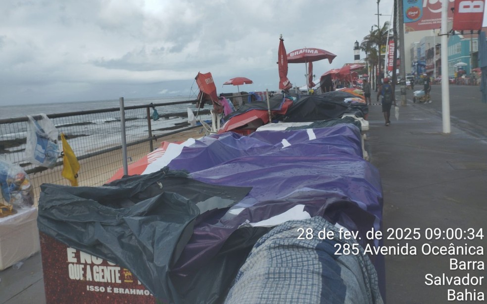 Lonas usadas por ambulantes para dormirem durante o carnaval em Salvador — Foto: MTE