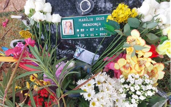 Fãs prestam homenagens em túmulo de Marília Mendonça no Dia de Finados | G1