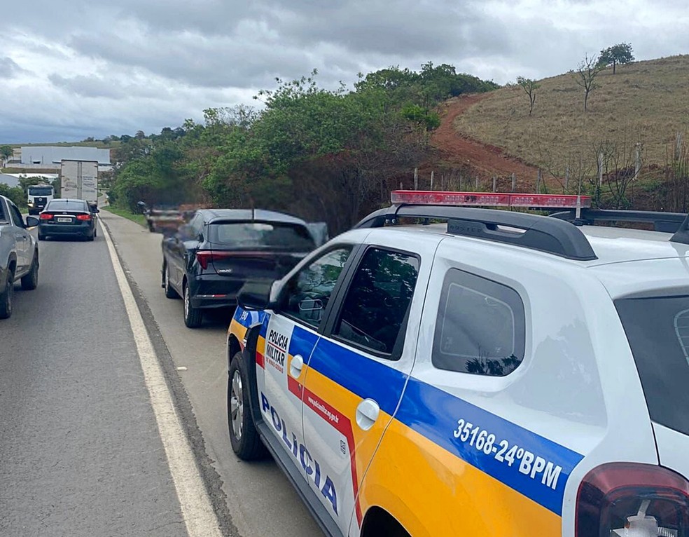 Casal se passa por empresa e é preso ao tentar aplicar golpe na compra de lote de baterias em Varginha, MG — Foto: Polícia Militar