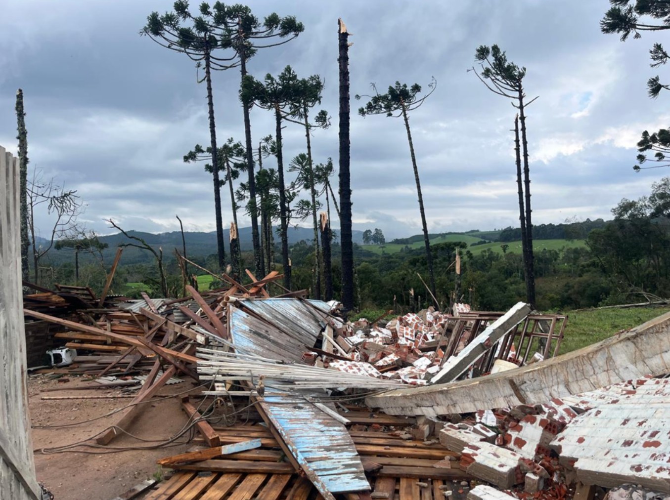 Após tornado, Paraná recebe alerta de tempestades com raios e ventos de até 85 km/h; veja previsão do tempo