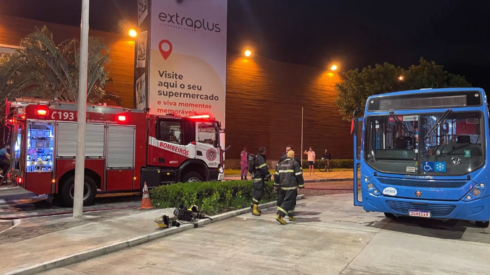 Criminosos apedrejam e incendeiam ônibus em Vitória; polícia acredita que ataque tem relação com mortes em operação