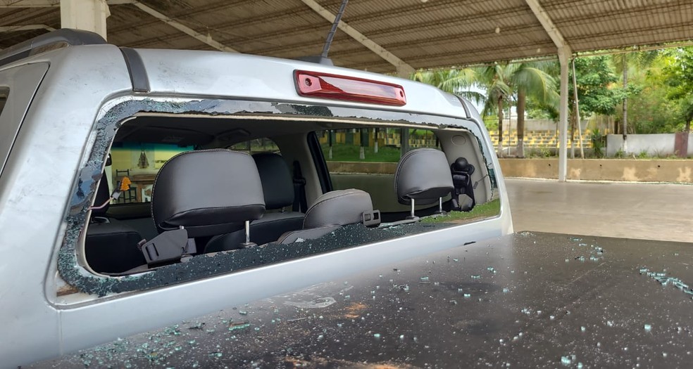 Caminhonete utilizada para os trabalhos paroquiais teve o vidro quebrado e document — Foto: Arquivo pessoal