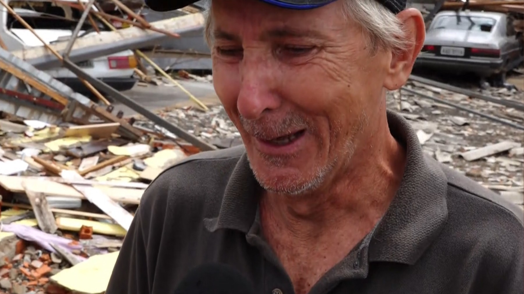 Idoso chora ao contar que perdeu tudo em tornado no Paraná: 'É o que sobrou pra nós, roupas e documento'