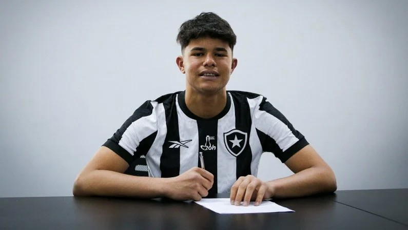 Bruninho, filho de Eliza Samudio, assina contrato como goleiro do Botafogo