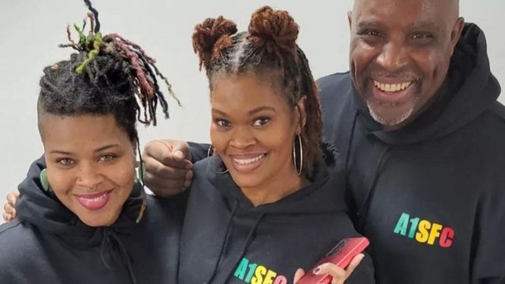 Rasheeda Watts-Pearson (à esquerda) tem trabalhado com A1 Stigma Free para aumentar a conscientização sobre o impacto da epidemia de fentail na comunidade afro-americana de Cincinnati, Ohio — Foto: A1 STIGMA FREE via BBC
