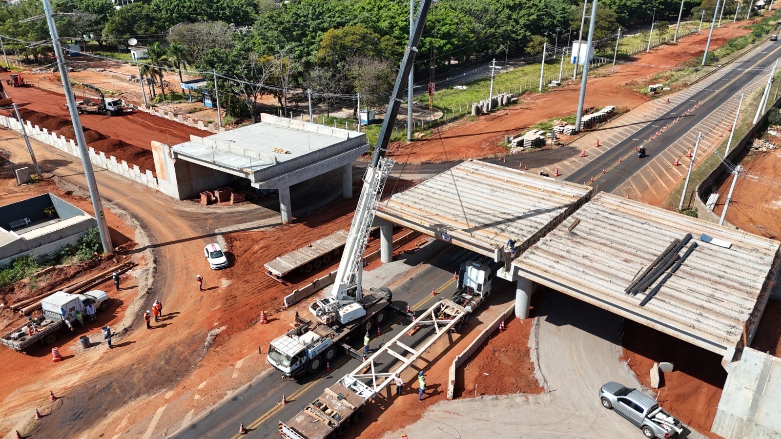 BR‑163 é liberada antes do previsto após içamento de vigas para novo viaduto em MS